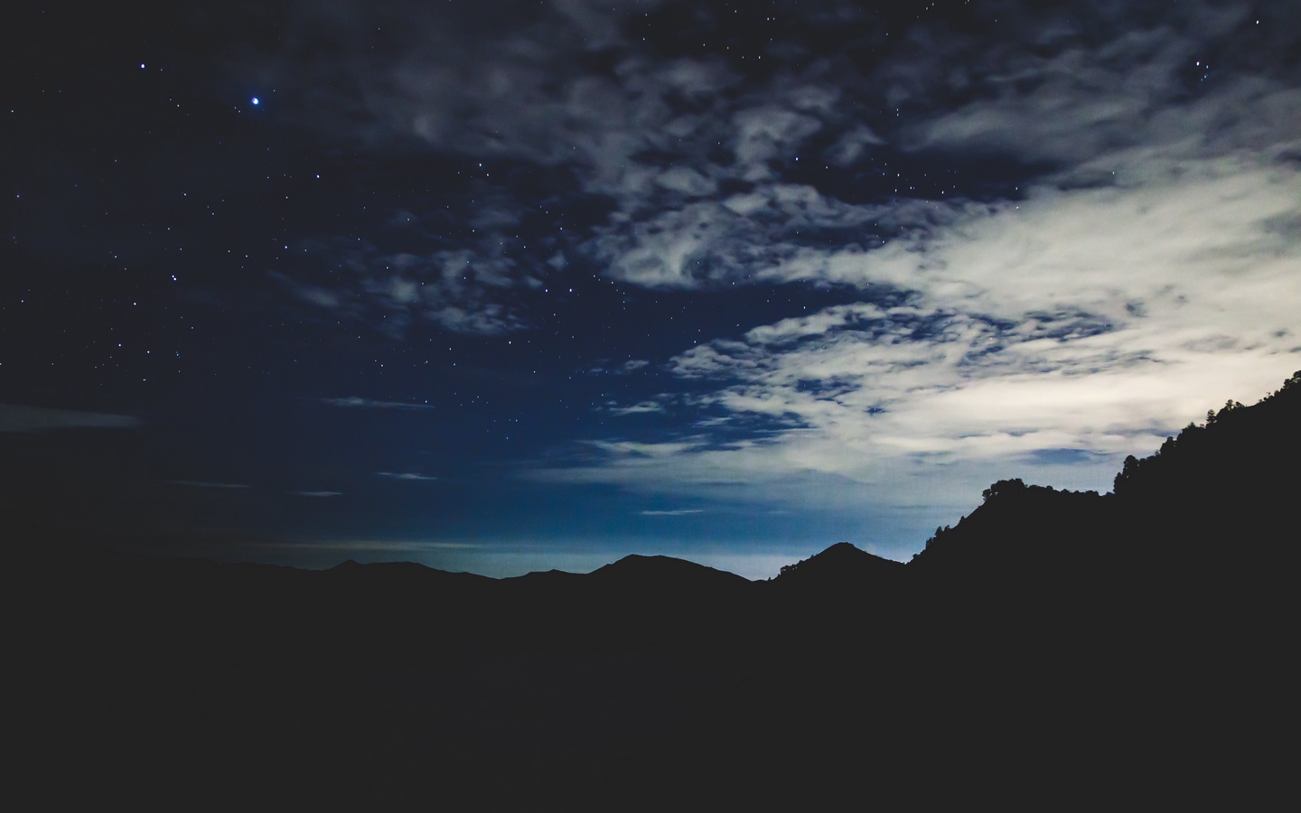 黎明夜空白云繁星宇宙仰望天空大屏高清1440x900桌面壁纸