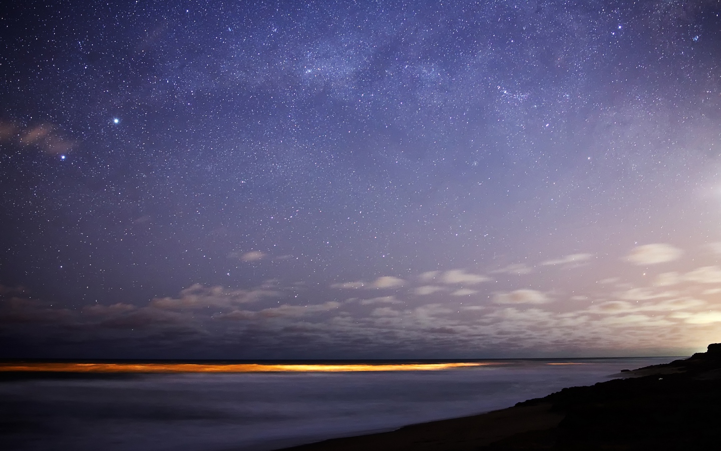 黎明星光繁星夜空空旷天空水面岸边高清1440x900桌面壁纸