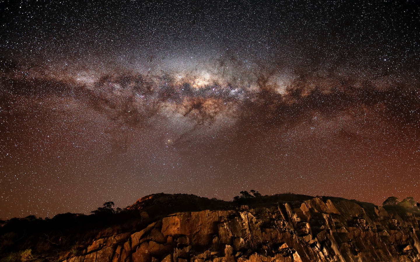 明亮银河悬崖峭壁繁星夜空星星天空大屏高清1440x900桌面壁纸