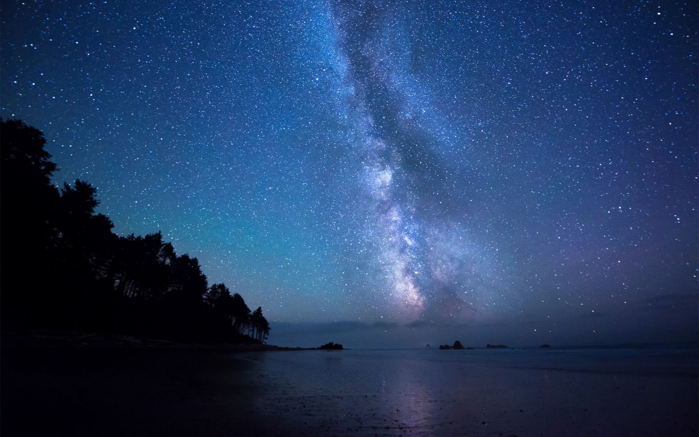 明亮银河繁星夜空水面岸边倒映大屏高清1440x900桌面壁纸