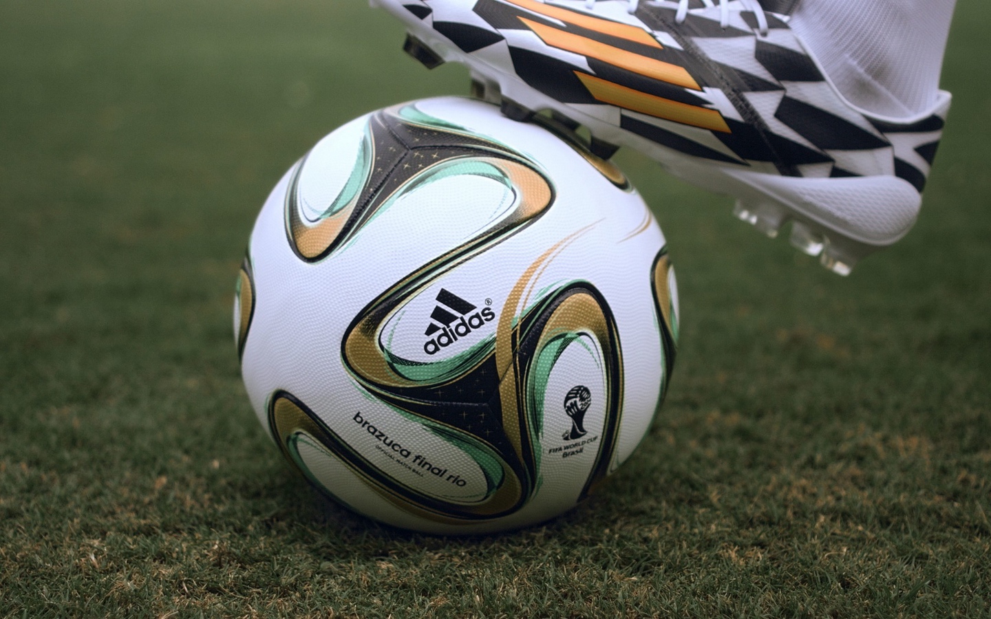 adidas足球特写brazuca大屏高清1440x900桌面壁纸