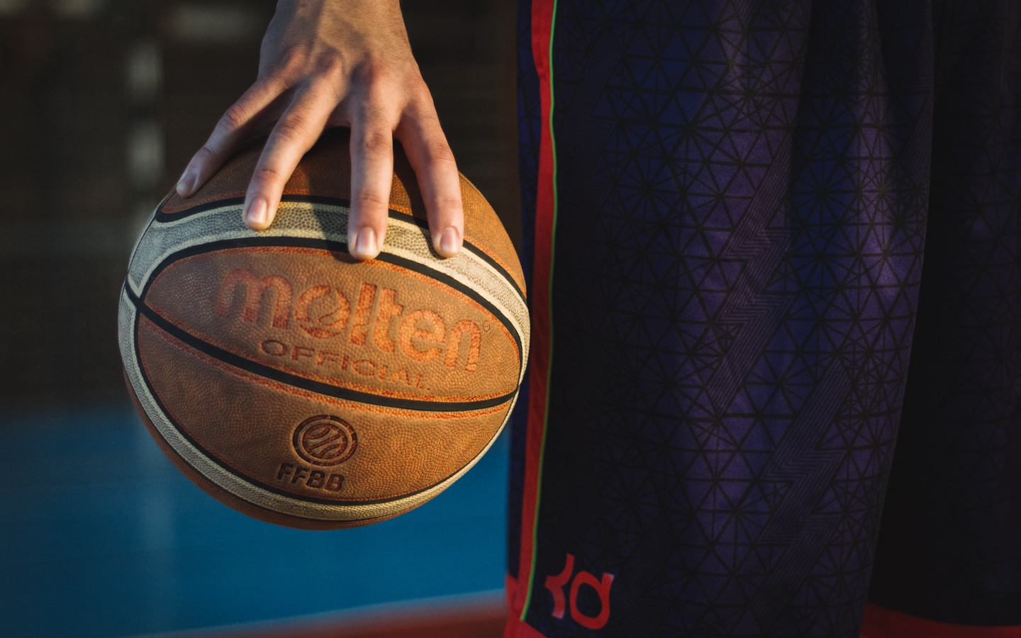 球员球裤单手抓着篮球特写大屏高清1440x900桌面壁纸